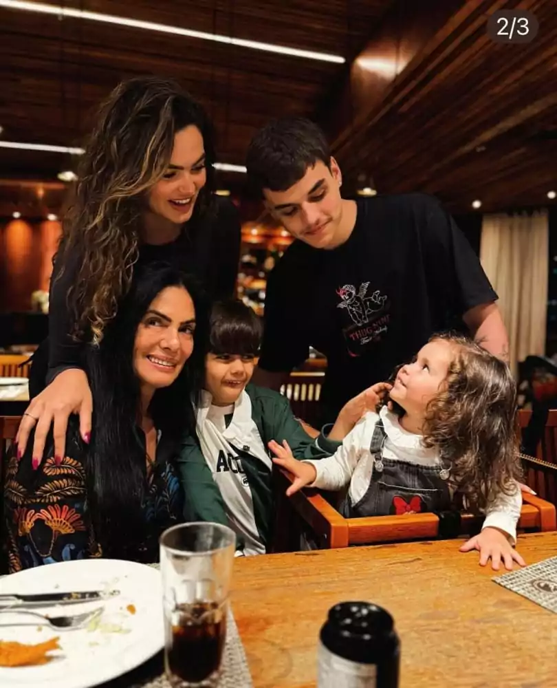 Kelly Key com a família comemorando o aniversário da mãe