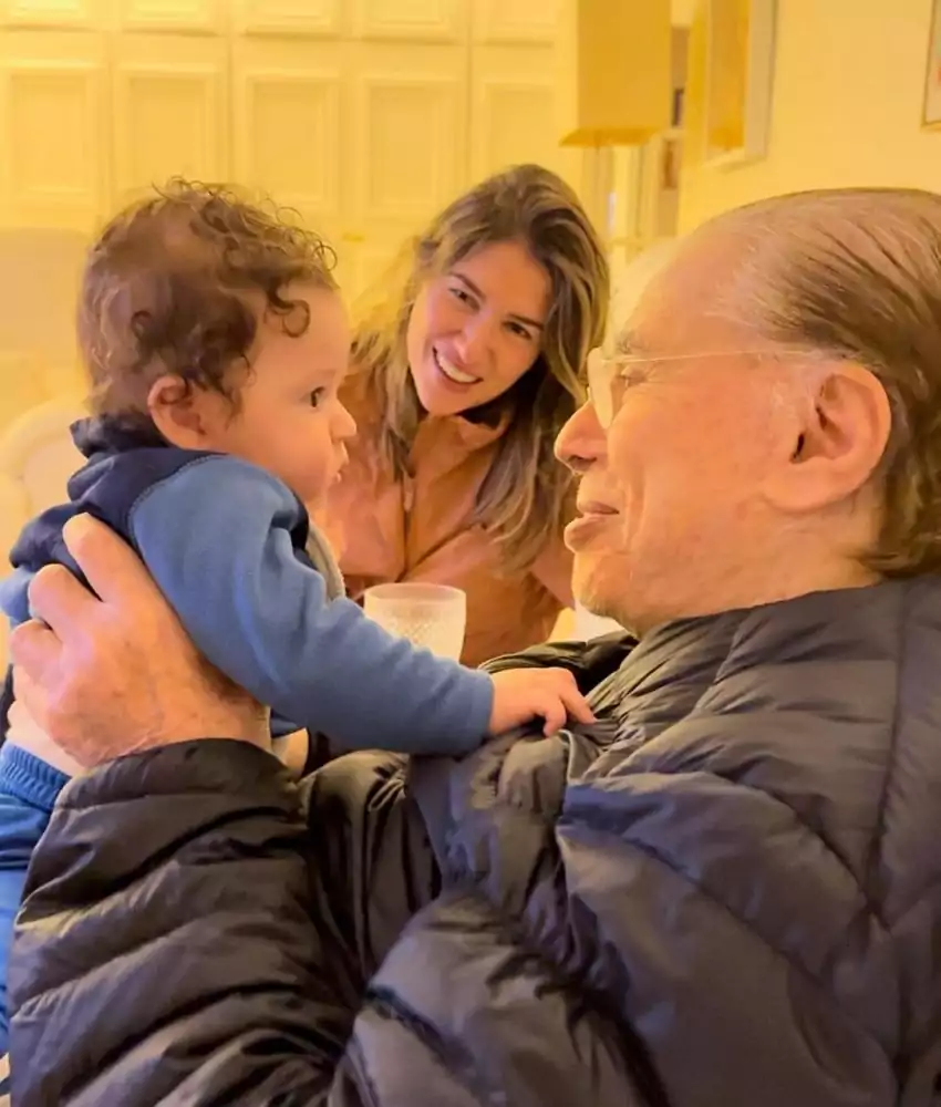 O bebê de Rebeca Abravanel e Pato no colo do avô, Silvio Santos