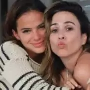 Bruna Marquezine posa com a filha de Tatá Werneck