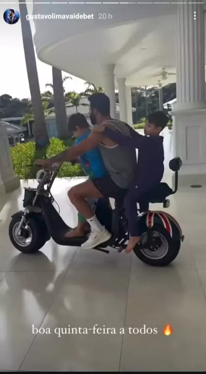 Gusttavo Lima surge andando de moto de seus filhos na mansão  e surpreende