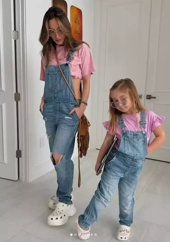 Claudia Leitte e sua filha surgem usando roupas iguais