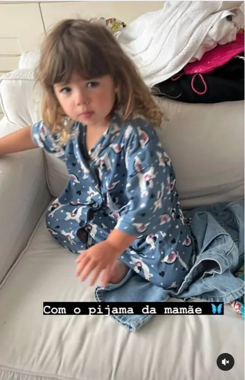 Filha de Rafael Vitti surge usando roupa de Tatá Werneck e fofura chama a atenção