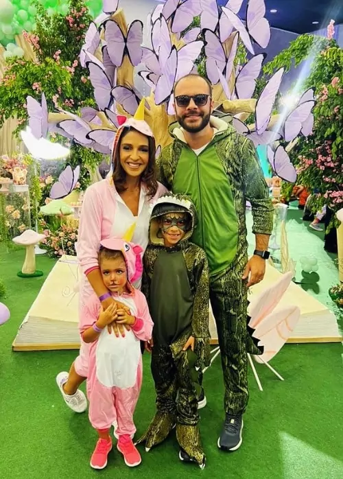 Mãe de Isabella Nardoni junto com o marido e os outros filhos