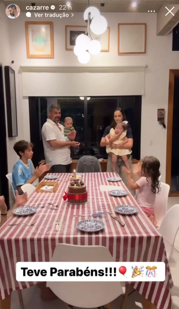 Juliano Cazarré posa com seus seis filhos