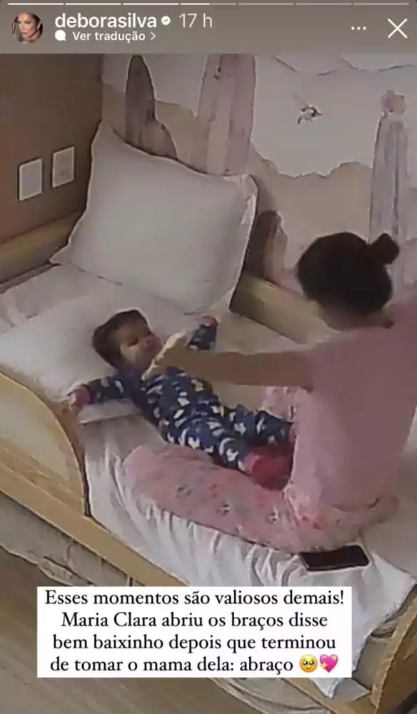 A caçula de Mano Walter com a mãe em sua cama no chão