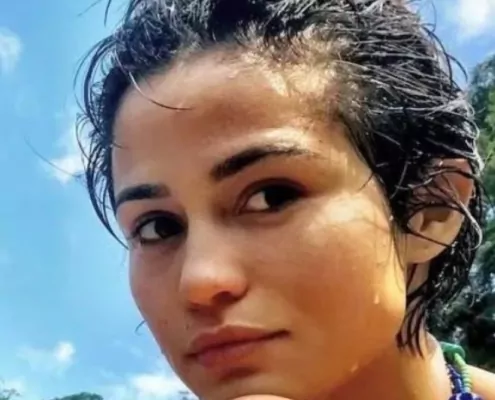 Nanda Costa posa com a família reunida na praia