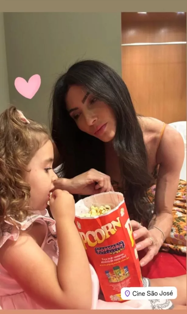 Aline de Pádua curte cinema com sua filha mais nova com Daniel