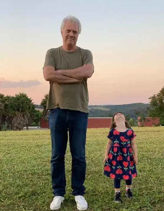 Pedro Bial no campo com a sua filha caçula