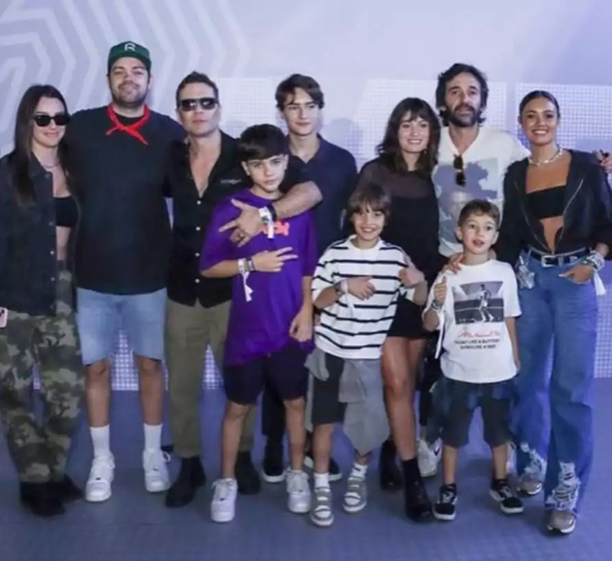 Sophie Charlotte, Daniel de Oliveira posam juntos  com seu filho e amigos no Rock in Rio