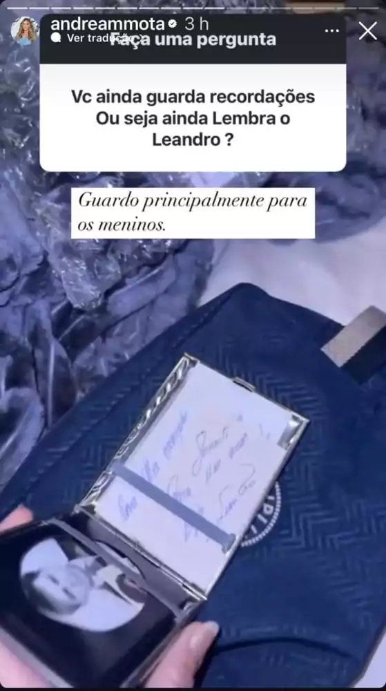 A viúva de Leandro mostra recordação que guarda do cantor