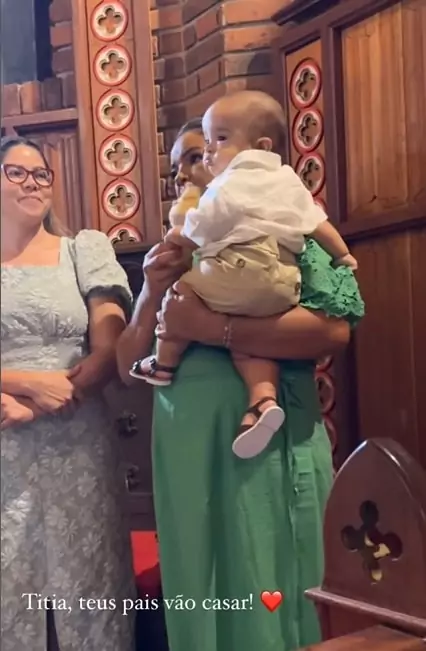 Filho de João Gomes e Ary Mirelle assistindo ao casamento dos pais