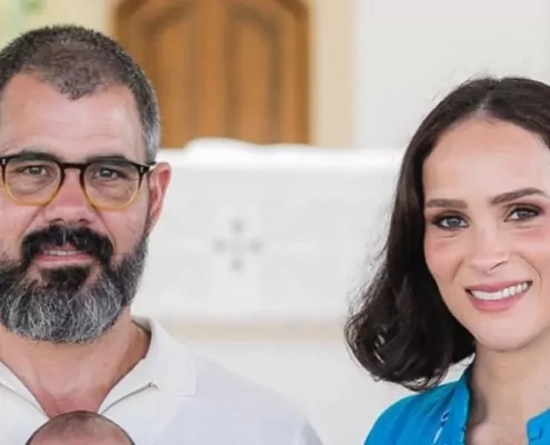 Juliano Cazarré posa com filhos e Leticia fala sobre quantas babás eles têm