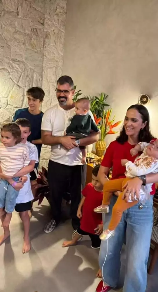 Juliano Cazaré posa com os 6 filhos reunidos