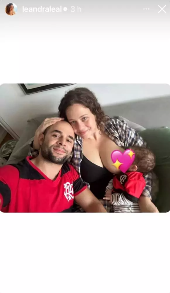 Leandra Leal com seu bebê e o marido usando roupas iguais 