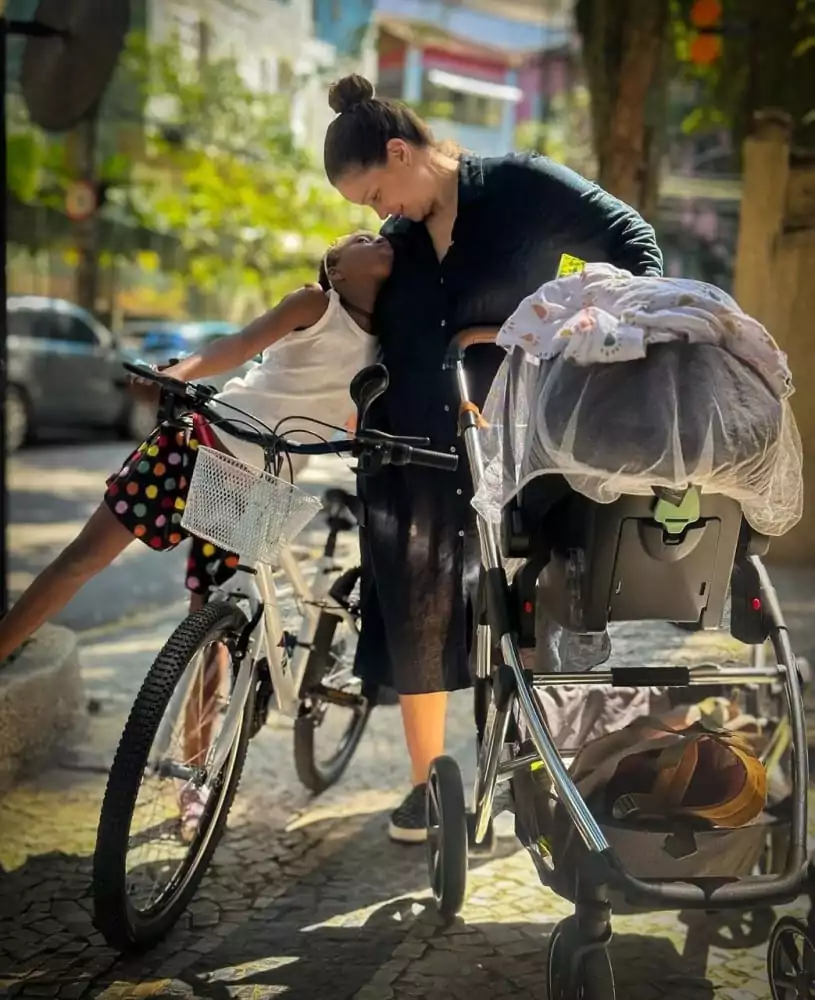 Leandra Leal posa com os filhos em passeio ao ar livre