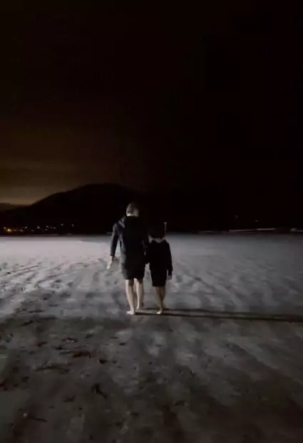 Lucas Lima junto com o filho na praia