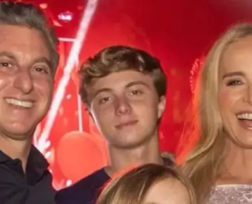 Filho de Luciano Huck e Angélica posa com a namorada nos EUA