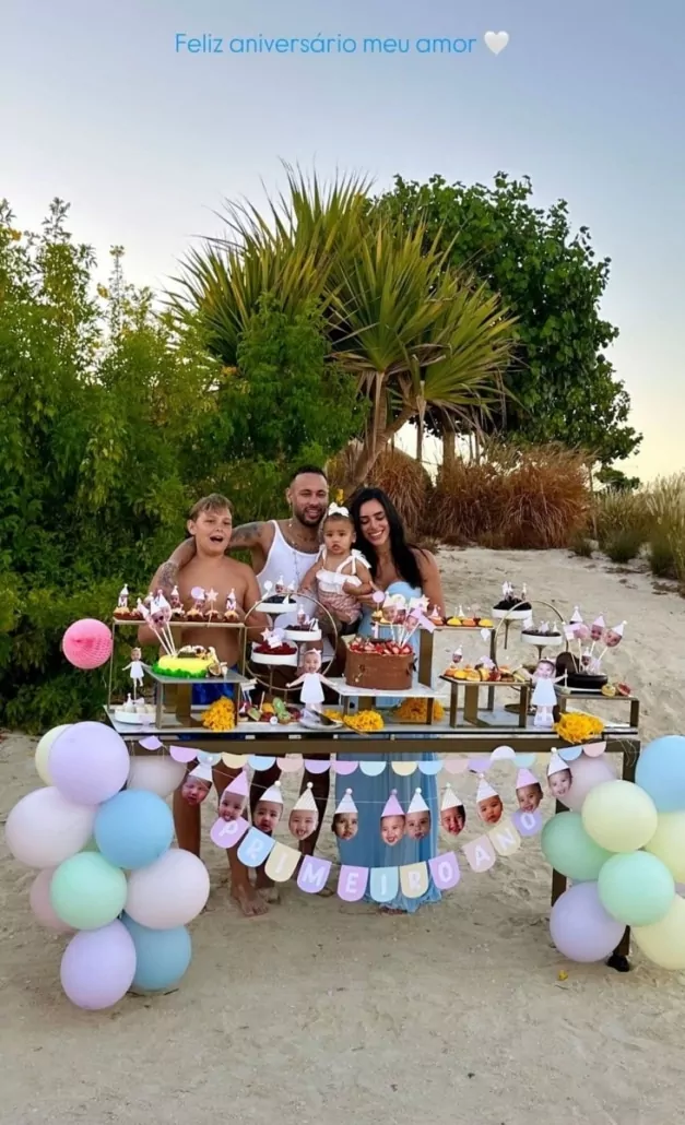 Neymar celebrando o primeiro ano de Mavie com a família