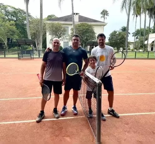 Filho de Patrícia Abravanel surpreendeu ao jogar tênis com Ronaldo