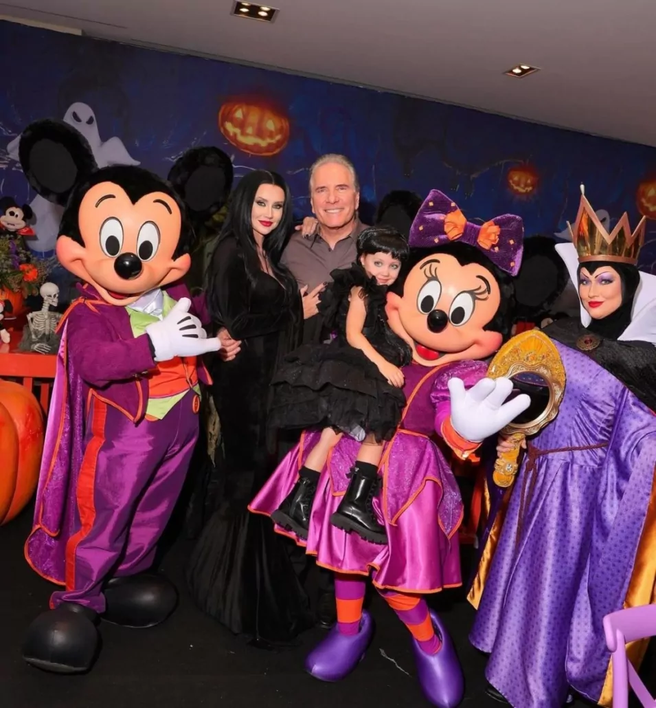 Roberto Justus posa com a esposa e a caçula na festa de Halloween