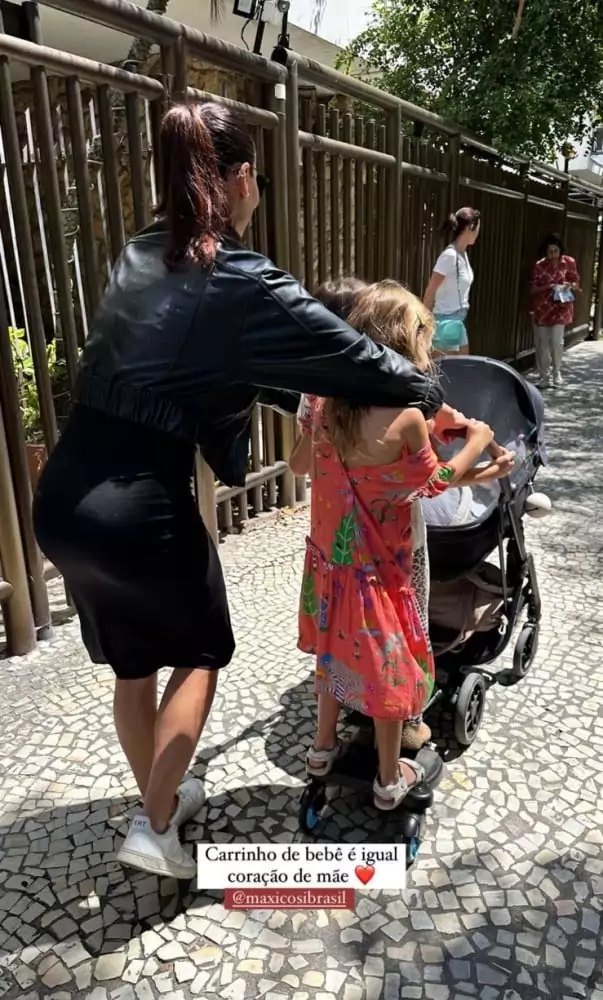 A filha mais velha e a caçulinha de Mel e Rodrigo Santoro passeando juntas