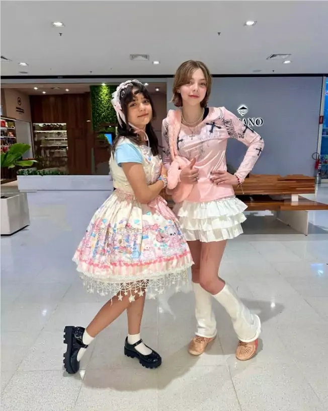 Filha de Sheila Mello posa com amiga usando roupas estilo "gyaru",