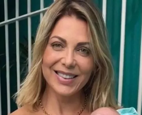 Sheila Mello posa com filha e lembra gravidez