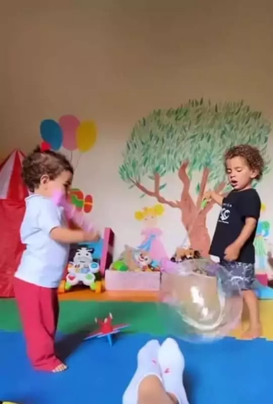 Os filhos mais velhos de Sorocaba se divertindo no quarto de brincar