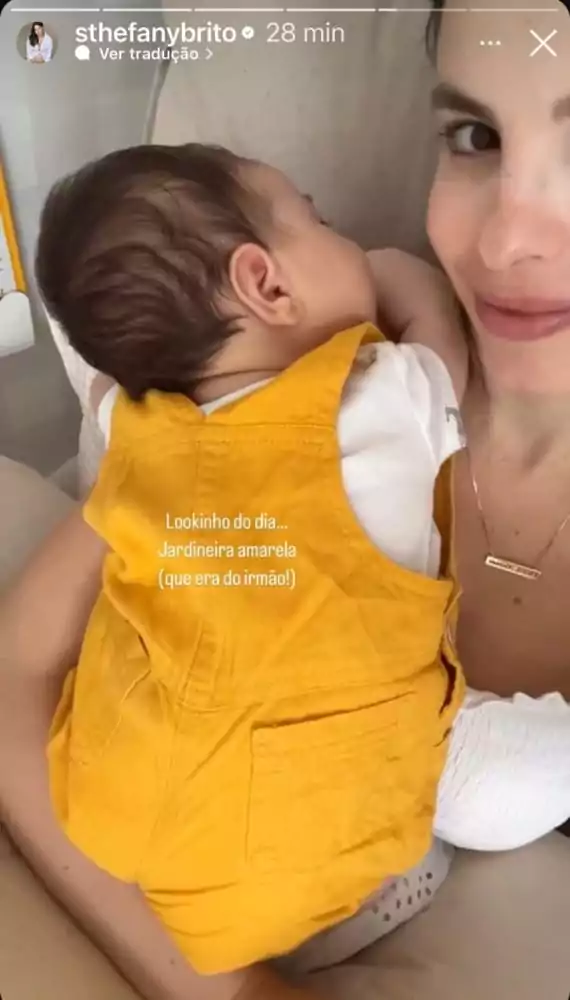 Vicenzo, bebê de Sthefany Brito, com uma roupa do irmão mais velho