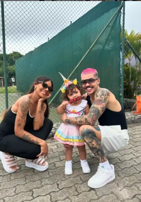 Tays Reis e MC Biel posam com a filha em festa 