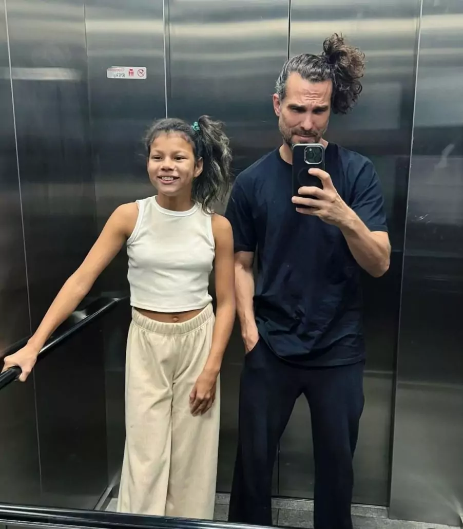 Igor posa com sua filha com Aline Wirley