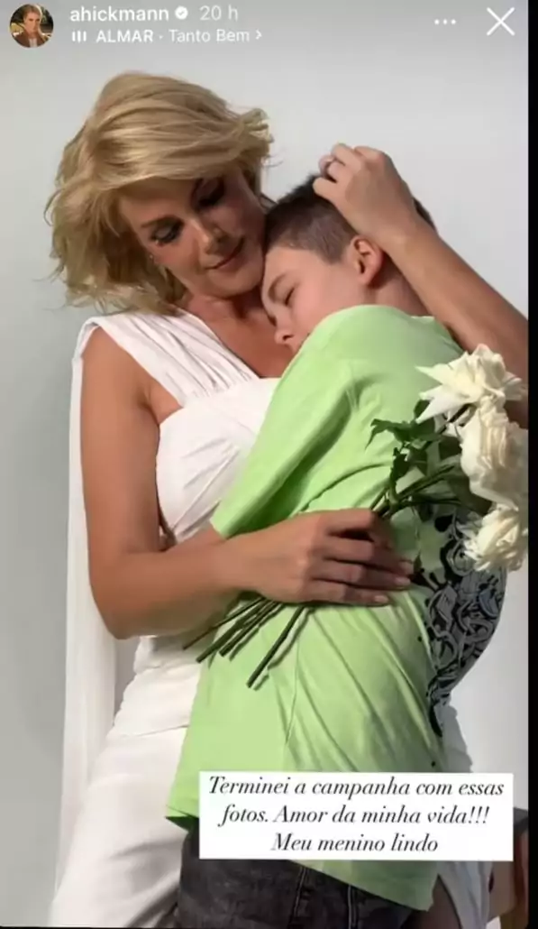 Ana Hickmann posa com o filho, Alêzinho