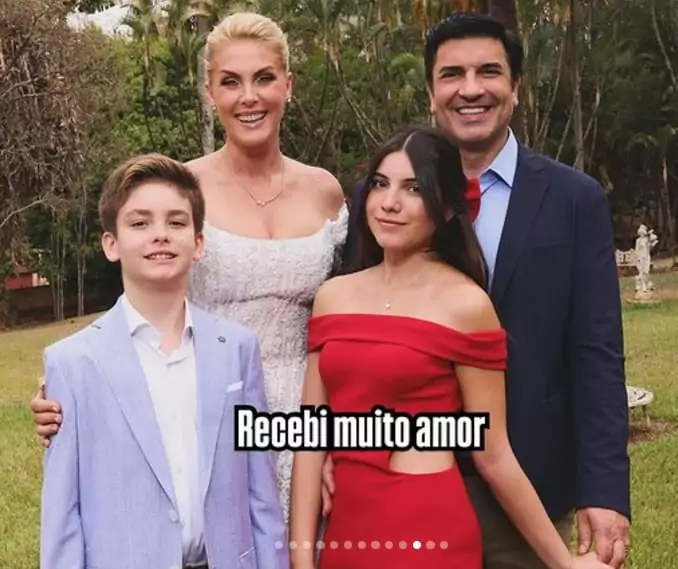 Ana Hickmann posa com Edu Guedes, seu filho e sua enteada