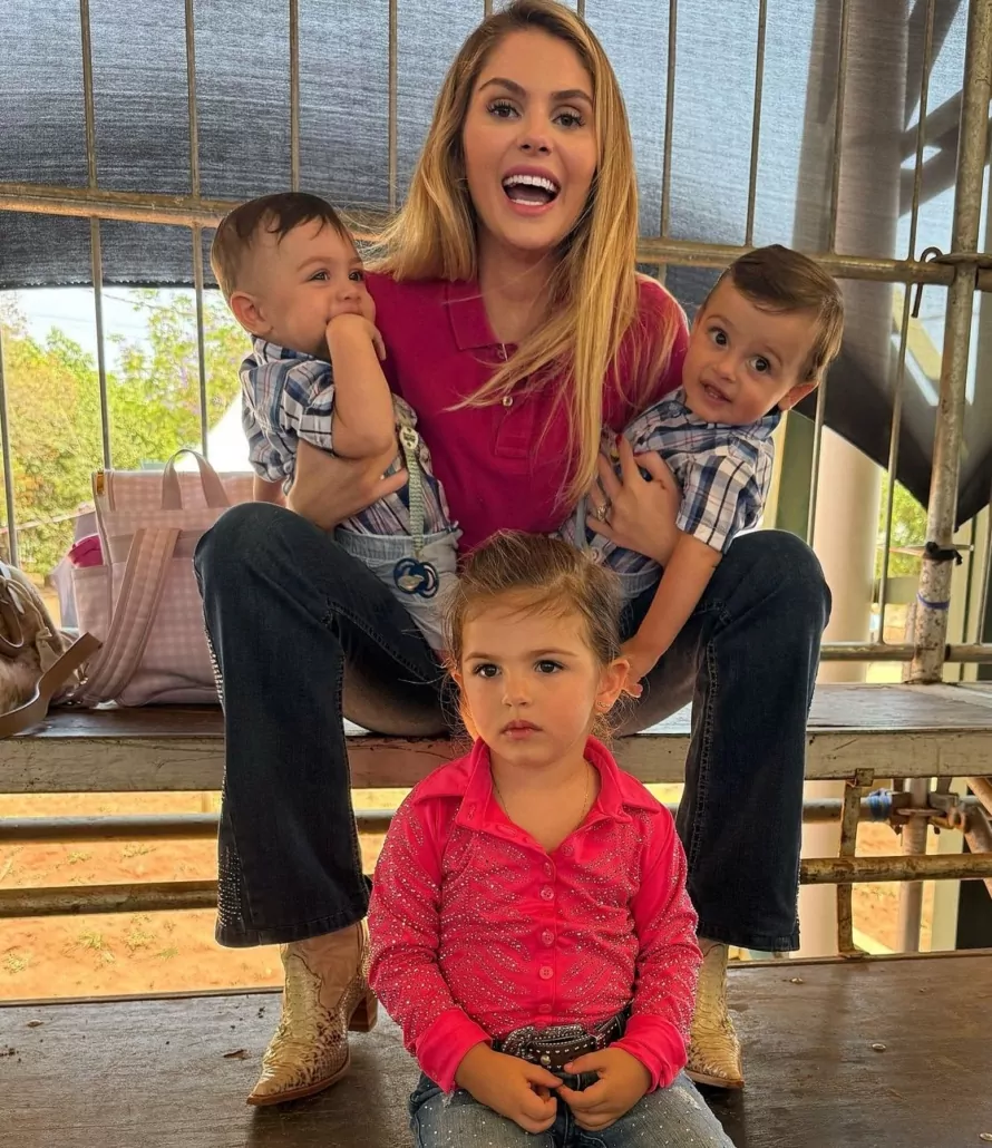 Bárbara Evans posa com sua filha e seus gêmeos