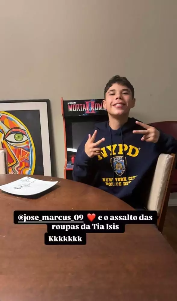 O caçula de Wanessa Camargo com uma blusa de Isis Valverde