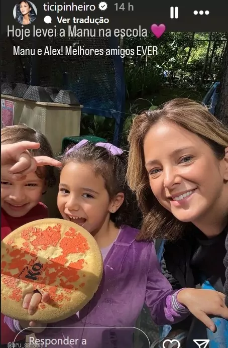 Ticiane Pinheiro junto com a filha com César Tralli na escola