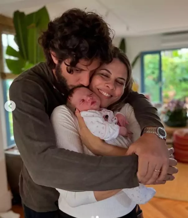 Chay Suede com sua filha recém-nascida e sua mãe