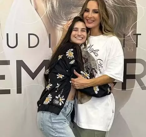 Claudia Leitte surge abraçada com sua bailarina e encanta 