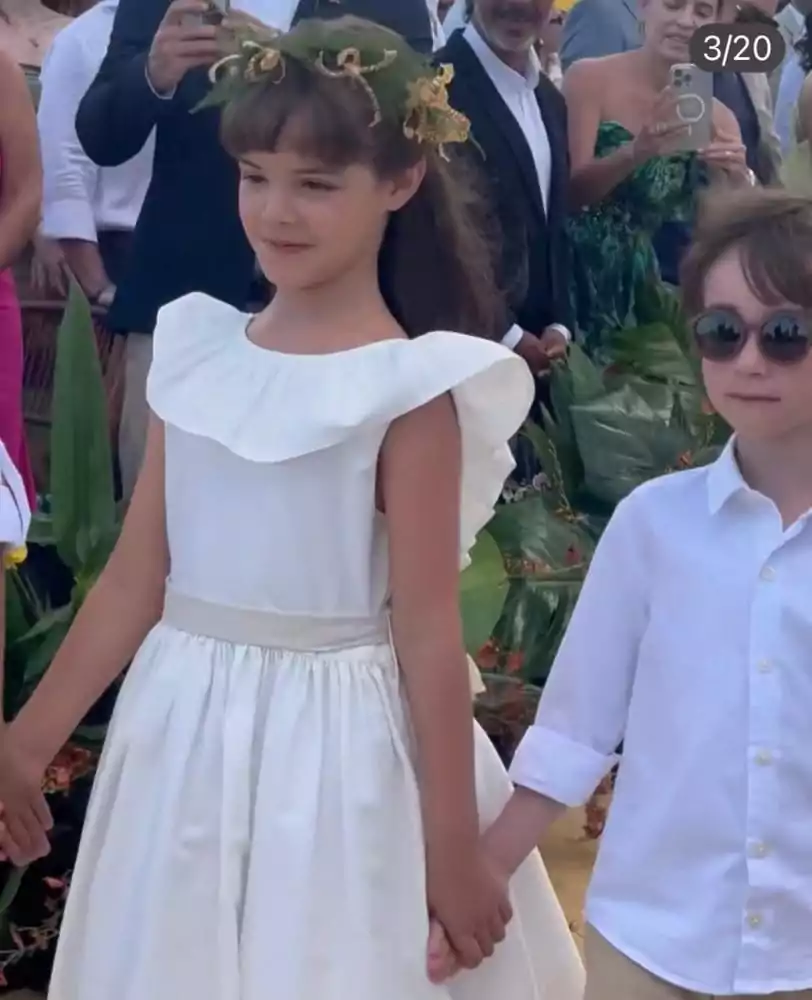 Bella, filha de Débora Nascimento e Loreto, no cortejo do casamento