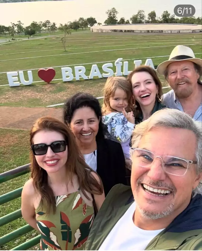 Karin e Edson Celulari passeando com Chiara e a família em Brasília