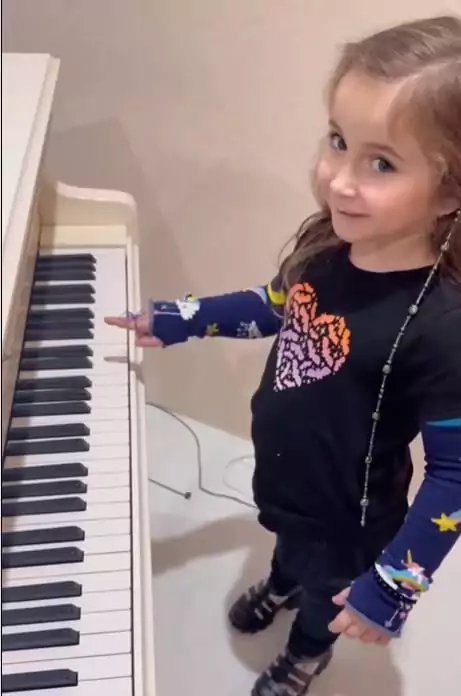 Bela, filha de Claudia Leitte surge tocando instrumento e encanta 