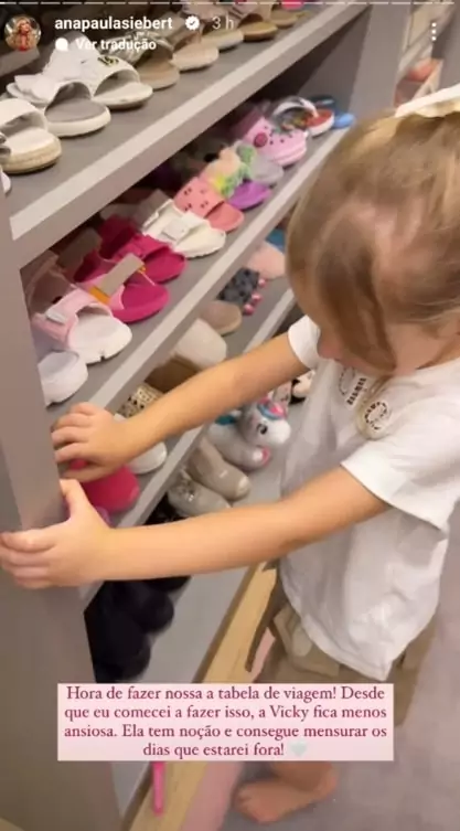 Vicky, filha caçula de Roberto Justus posa em seu closet gigante