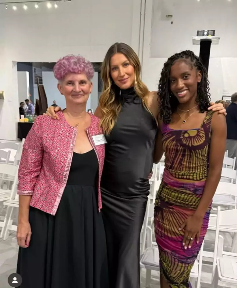 Gisele Bündchen mostra sua barriguinha de grávida 