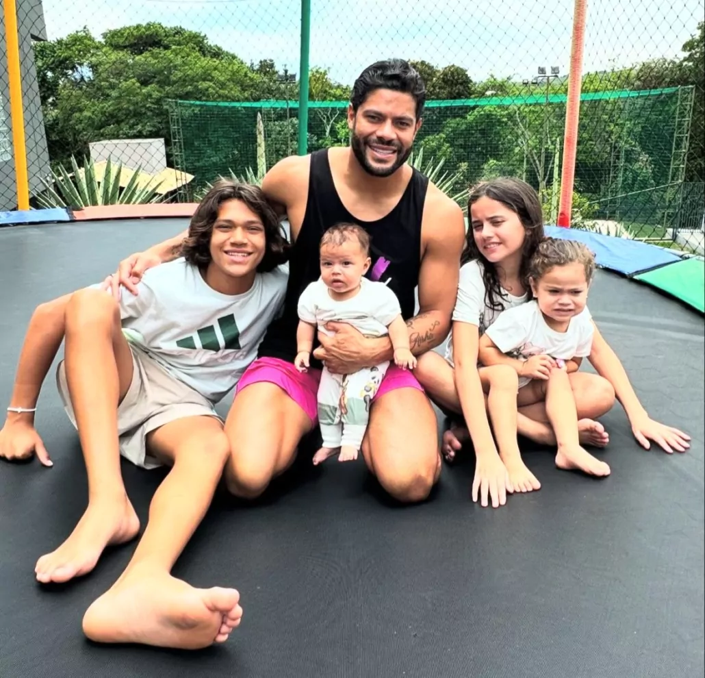 Hulk posa com seus filhos