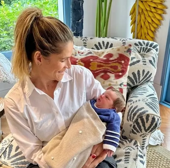 Ingrid Guimarães faz visita a pequena Ana, filha caçula de Chay Suede e Laura Neiva 