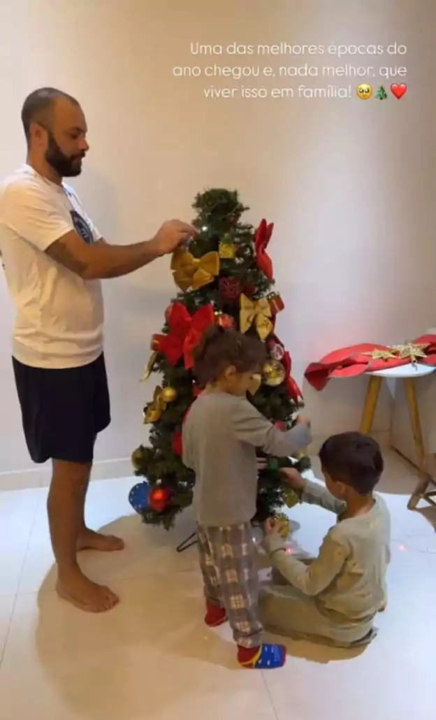 Irmãos de Isabella Nardoni montando a árvore de natal