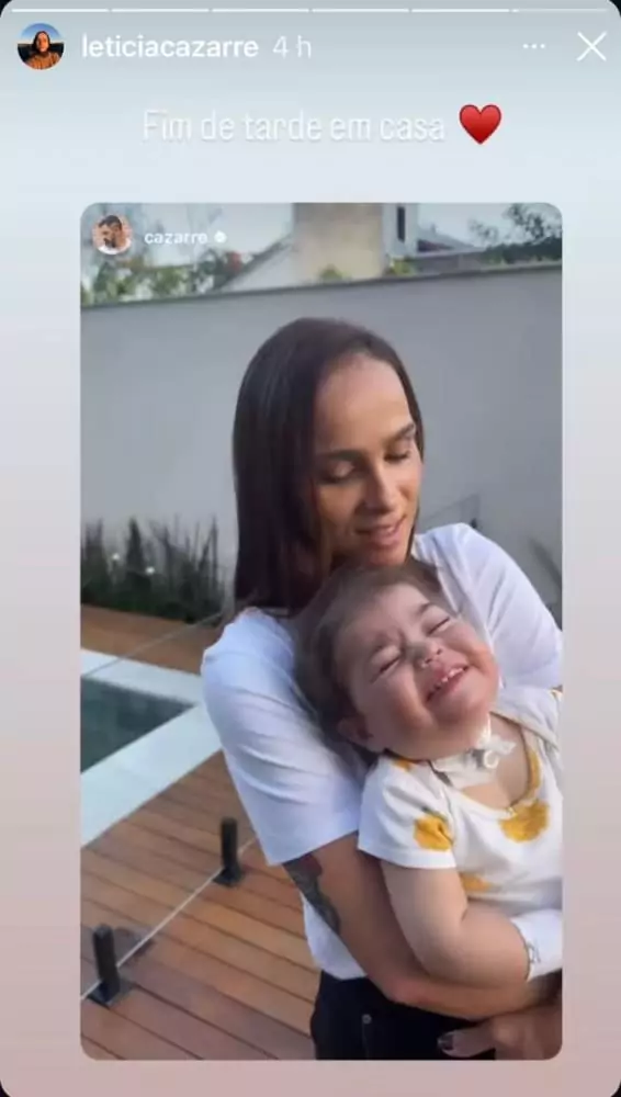 Guilhermina, filha de Leticia e Juliano Cazarré. sorrindo