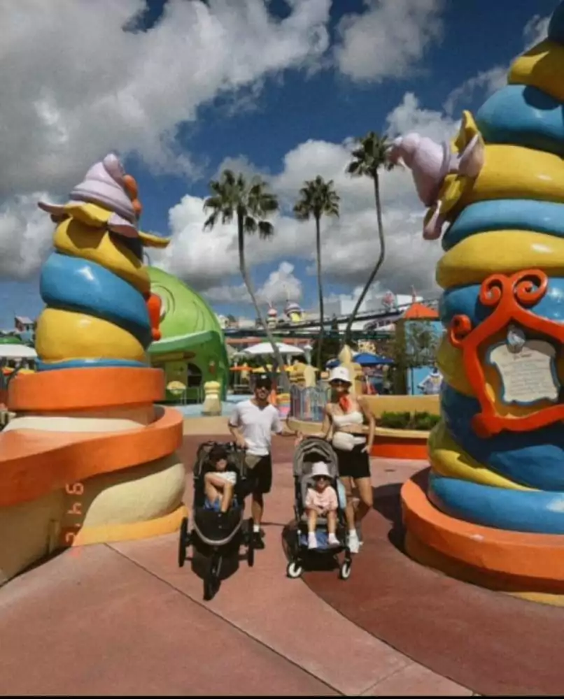 Junior com os filhos e a esposa na viagem de férias, em Orlando