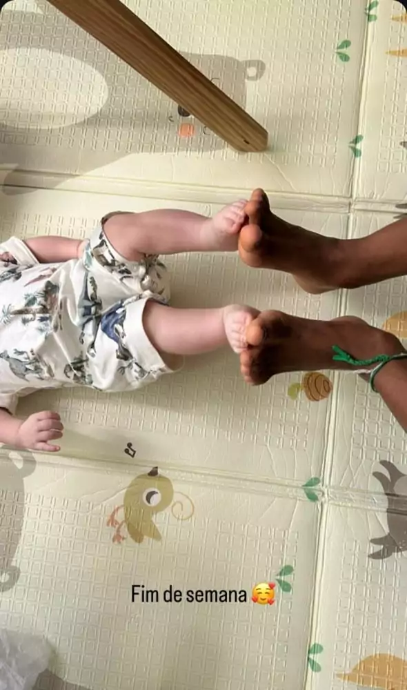 Damião e Julia, filhos de Leandra Leal, brincando juntos 