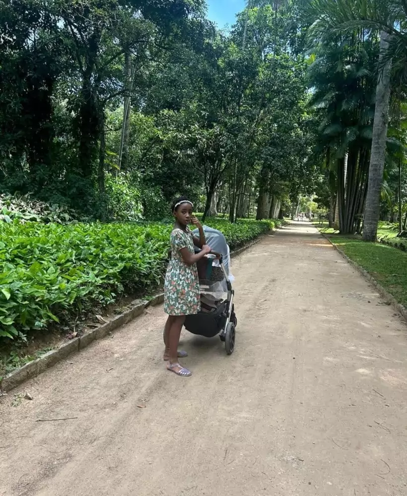 A filha mais velha de Leandra Leal passeando com o irmão bebê